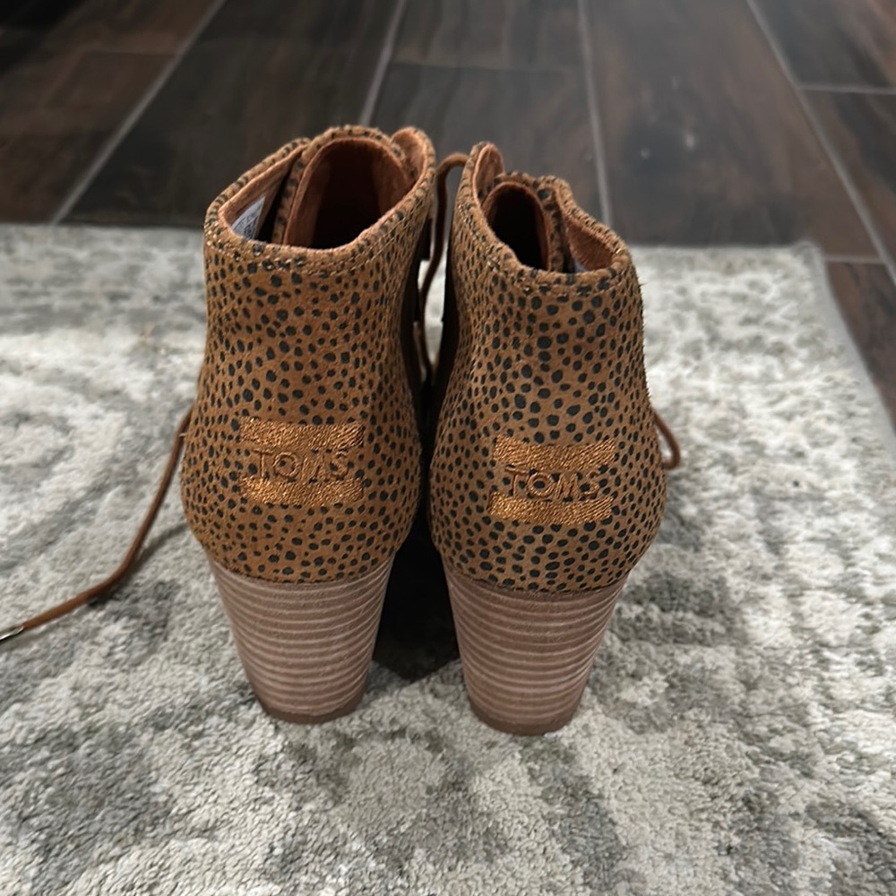 NWOT Toms Brown Wedge Ankle Boots - Picture 2 of 3